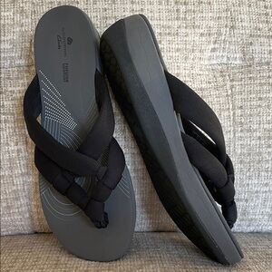 Like New Cloudsteppers by Clarks Black & Gray Crisscross Flip Flops Sandals, 10
